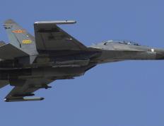 开云体育-极速轰鸣与篮下静默，当F1引擎唤醒另一种统治力