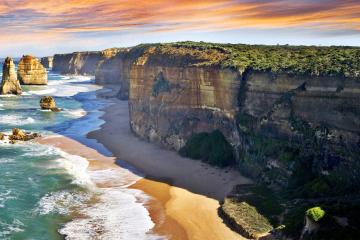 开云平台-引擎轰鸣下的城市对决，当篮球碰撞F1街道赛哲学