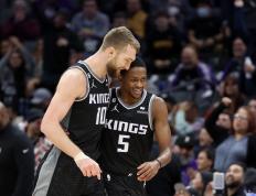 开云体育下载-老鹰横扫国王，取得纪录胜利