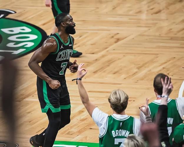 开云体育-雄鹿B队爆冷西班牙男篮，塔图姆送出助攻