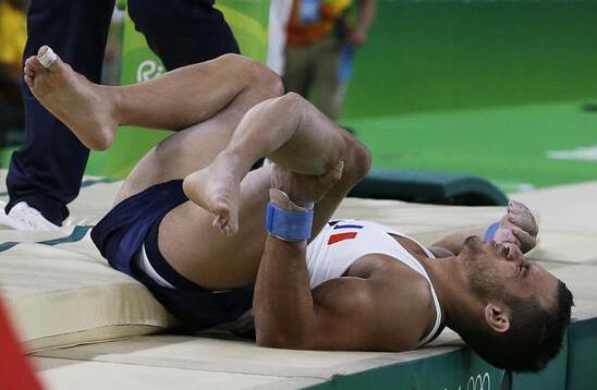 开云体育在线-FIFA电竞明星选手受伤退赛，引发热议