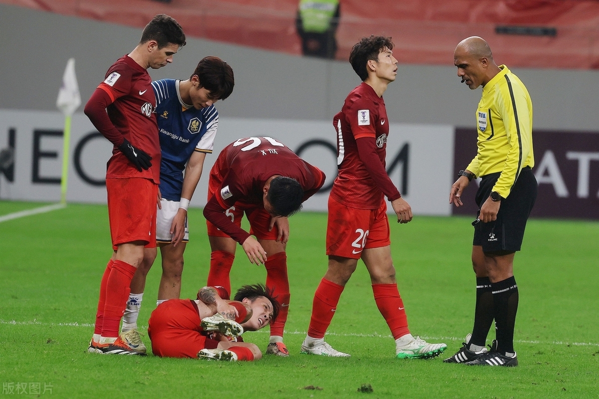 开云体育在线-国际友谊赛中球员因冲突遭红牌