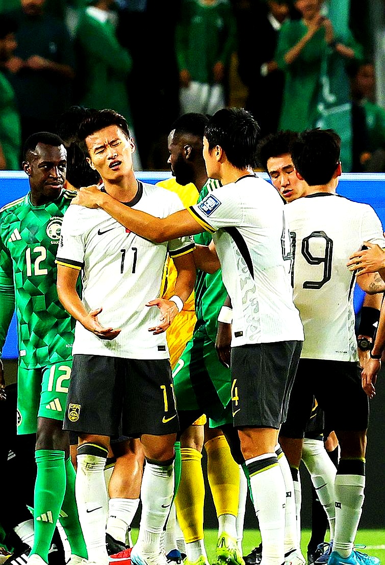 开云体育在线-国际友谊赛中球员因冲突遭红牌